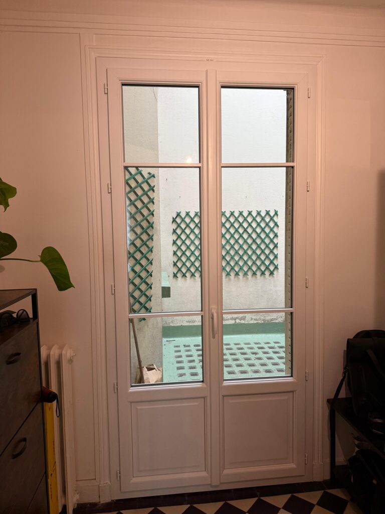 Porte-fenêtre à petits bois sur cour — Fenêtres bois à Paris 7e