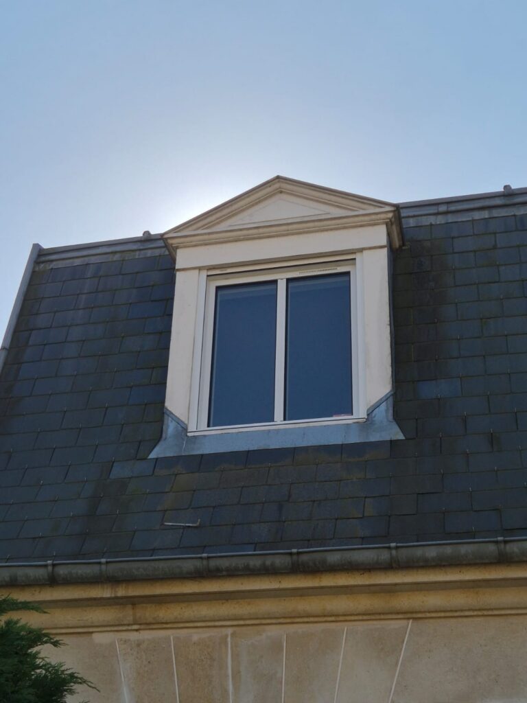 Fenêtre de lucarne sur toiture en ardoise — Fenêtres bois à Paris 18e
