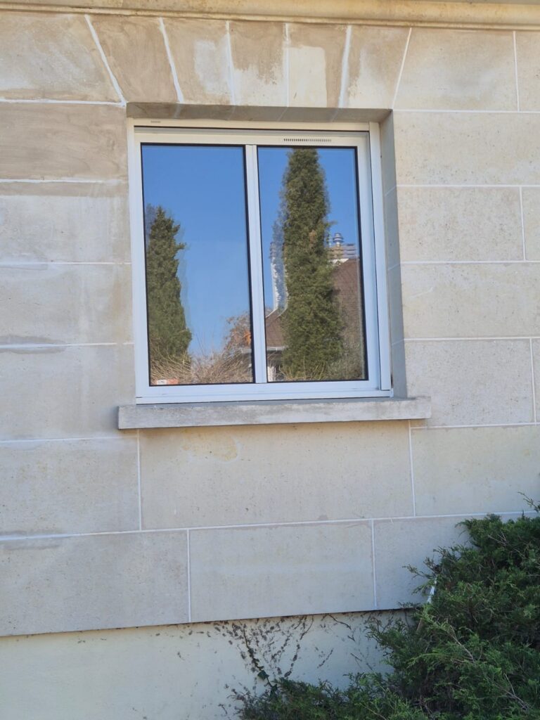 Coulissant aluminium sur façade en pierre de taille — Fenêtres aluminium à Paris 8e