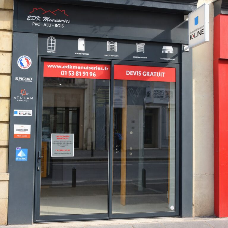 Devanture de l'agence EDK Menuiseries, 128 rue Cardinet dans le 17e arrondissement de Paris, avec ses certifications RGE Qualibat et Expert Rénovateur K-Line